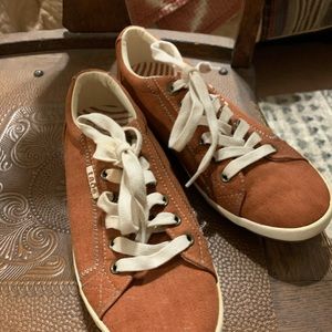 Taos sneakers size 7
